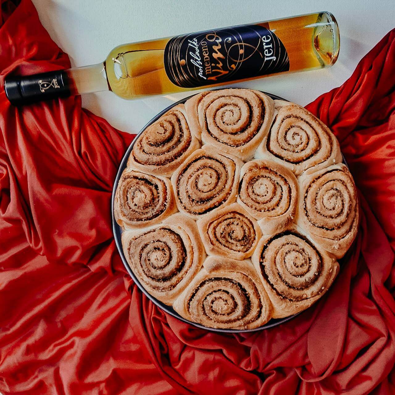 Cinnamon_rolls_and_Mead Jere